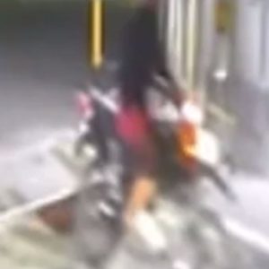 Assaltante de moto invade condomínio e faz vítimas em São Gonçalo