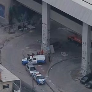 Bandidos passam atirando e fuzilam moradores em situação de rua no Rio