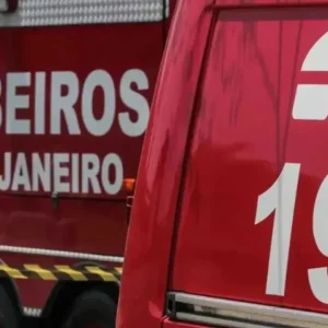 Batida entre carros gera congestionamento em São Gonçalo