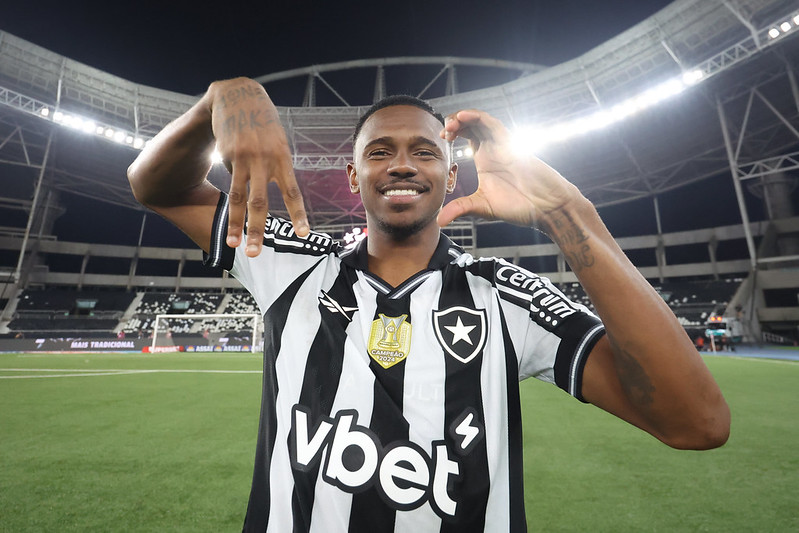 Botafogo vence o Bahia no Nilton Santos e entra no G4 do Brasileirão