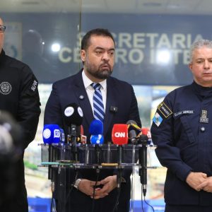Claudio Castro comemora sucesso da operação que pode ter matado 120 criminosos no Rio