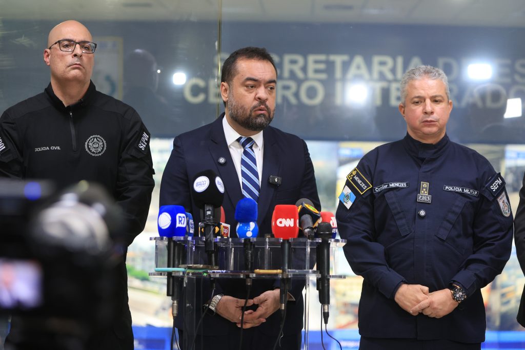 Claudio Castro comemora sucesso da operação que pode ter matado 120 criminosos no Rio