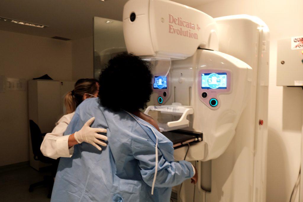 Durante o Outubro Rosa, mulheres podem fazer mamografia de graça em vários pontos do RJ