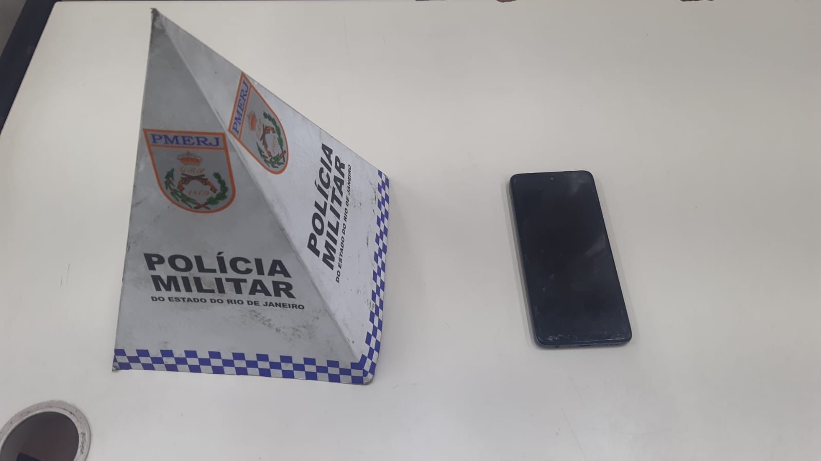 Foragido da justiça é preso após roubo de celular em Maricá