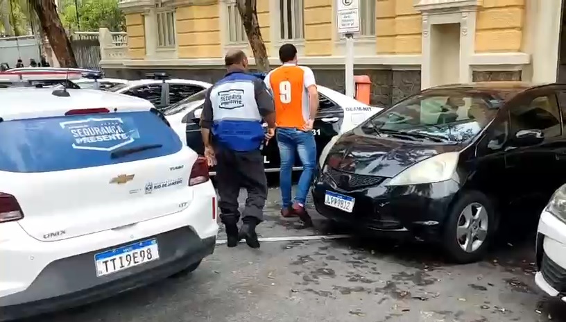 Homem é preso após série de furtos em escola de