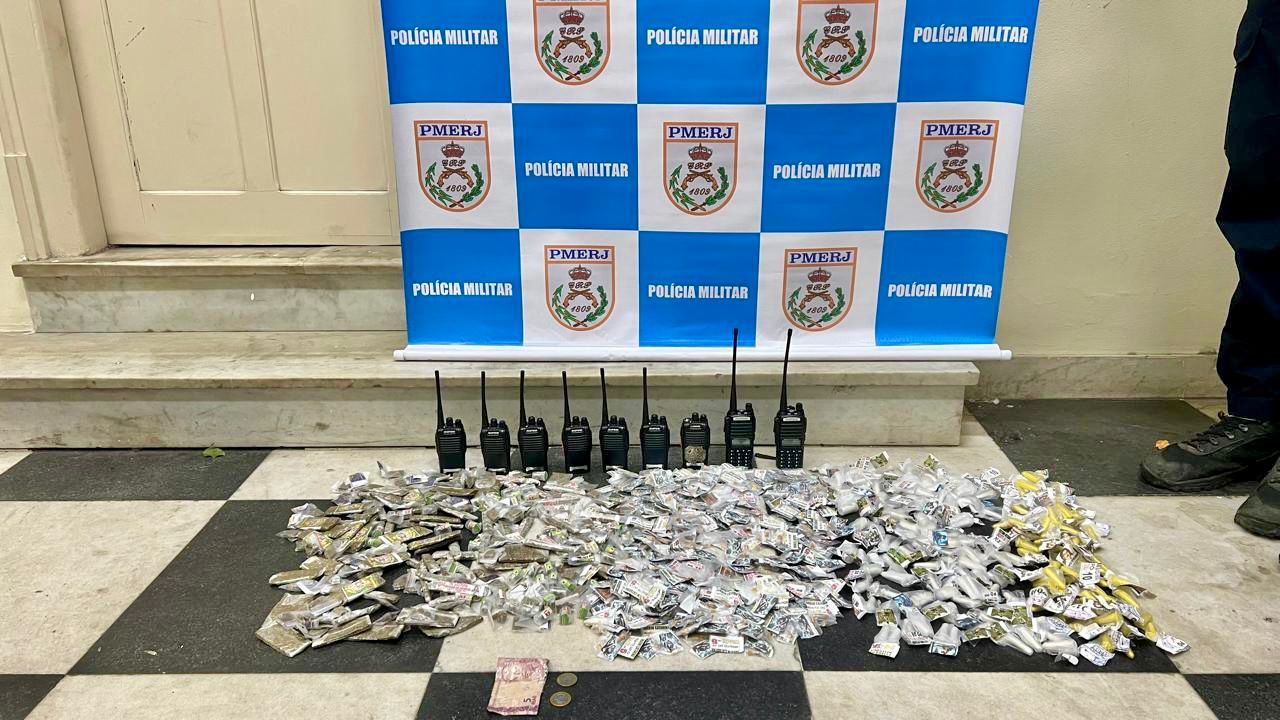 Jovem é preso com drogas no Morro do Estado, em Niterói