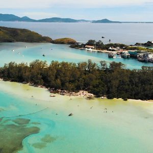 Maré baixa permite chegar à Ilha do Japonês, em Cabo