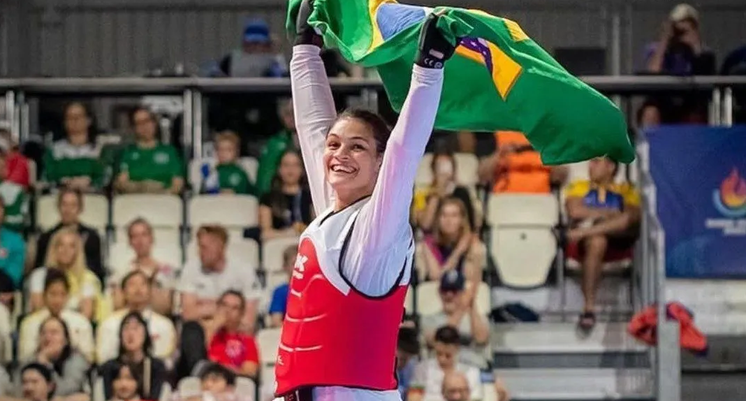 Maria Clara Pacheco é campeã no taekwondo e leva ouro para o Brasil após 20 anos