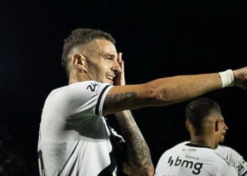 Vegetti brilha e Vasco vence Bragantino por 3 a 0