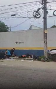 Motorista perde o controle de veículo e atropela oito pessoas na calçada em frente à escola durante saída do Enem em São Gonçalo.