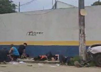 Motorista perde o controle de veículo e atropela oito pessoas na calçada em frente à escola durante saída do Enem em São Gonçalo.