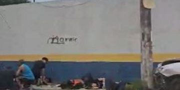 Motorista perde o controle de veículo e atropela oito pessoas na calçada em frente à escola durante saída do Enem em São Gonçalo.