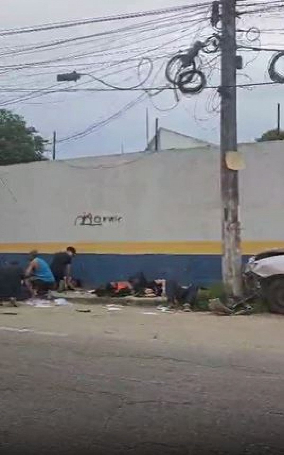 Motorista perde o controle de veículo e atropela oito pessoas na calçada em frente à escola durante saída do Enem em São Gonçalo.