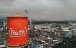 Ação apura suspeitas fiscais contra empresa considerada grande devedora de impostos.