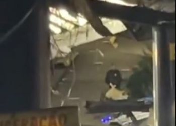 Vídeo mostra PMs carregando suspeito ferido após confronto no Complexo da Pedreira.