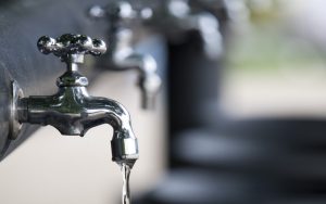 Brasil perde volume equivalente a 6 mil piscinas de água tratada por dia devido a falhas e vazamentos na rede de abastecimento.