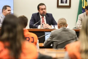 Cláudio Castro reajusta auxílio de policiais em 160%