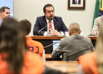 Cláudio Castro reajusta auxílio de policiais em 160%