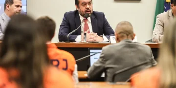 Cláudio Castro reajusta auxílio de policiais em 160%