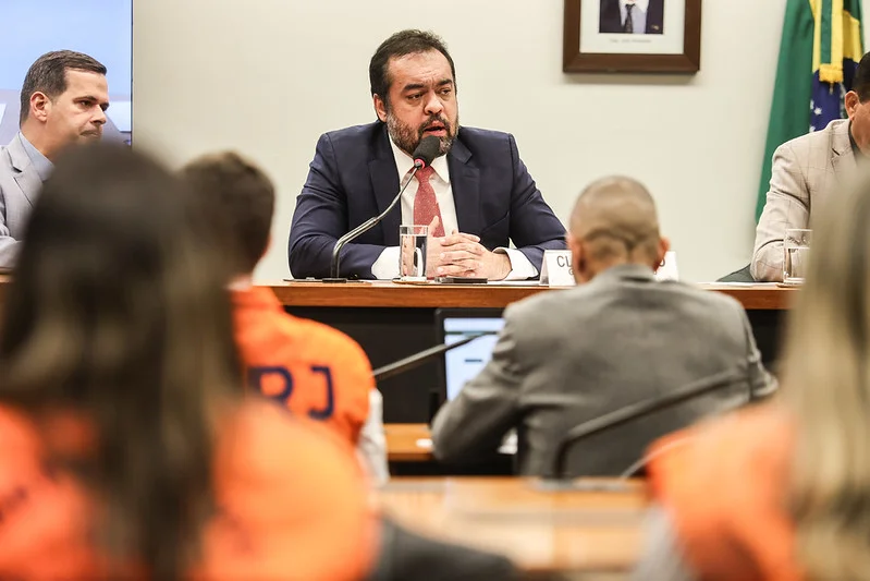 Cláudio Castro reajusta auxílio de policiais em 160%