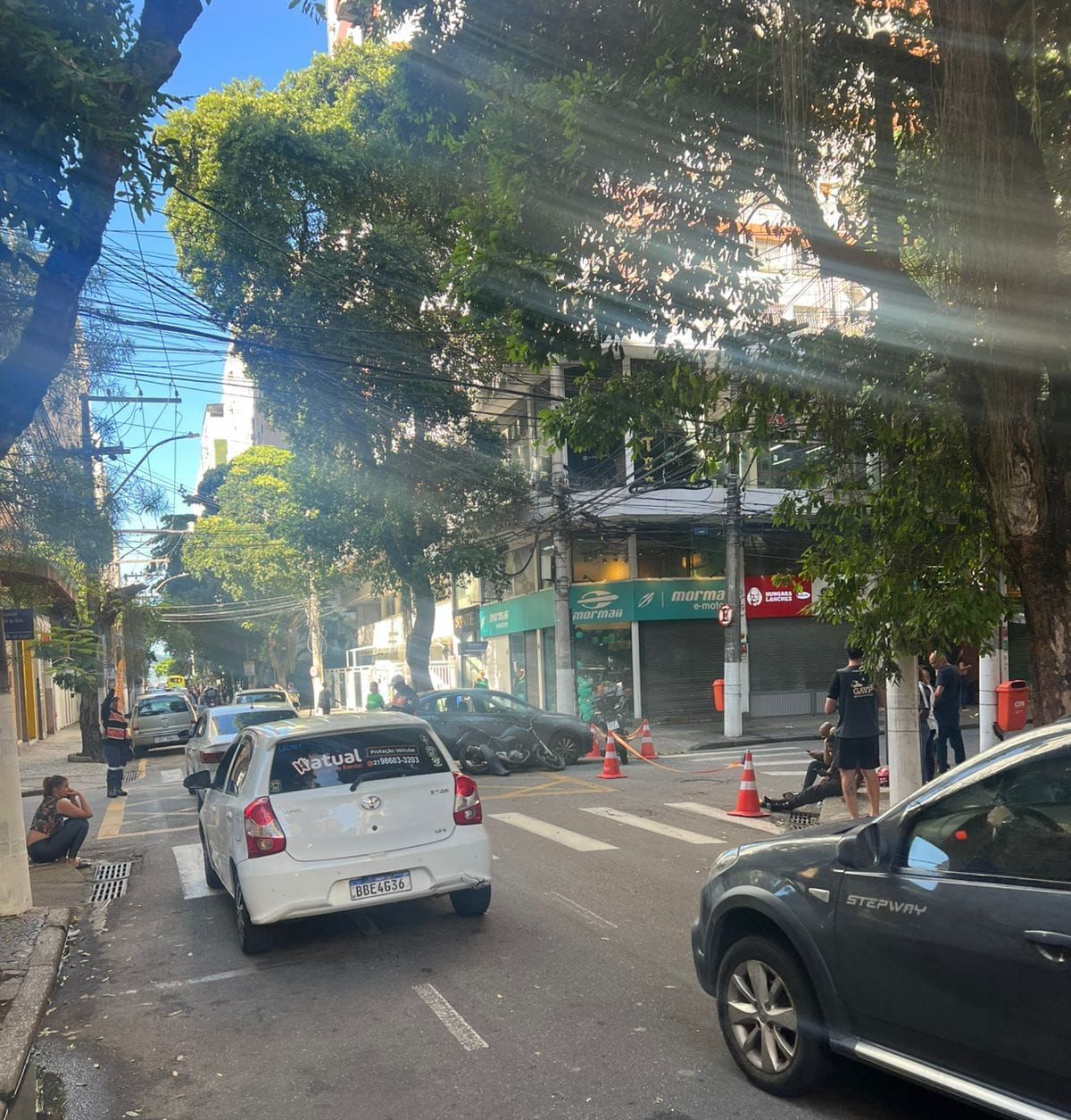 Colisão entre carro e motocicleta em Icaraí, Niterói, deixa duas pessoas feridas e trânsito afetado.