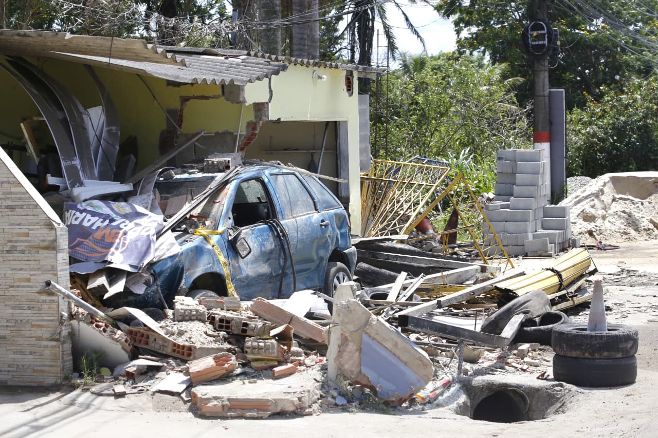 Acidente em Maricá deixa feridos e destruição após carreta invadir calçada.