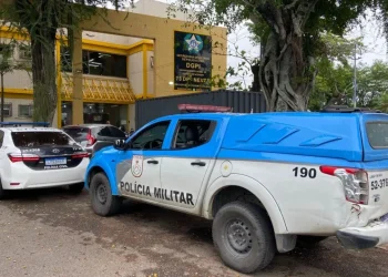 Homem é preso com fuzil e drogas em Neves