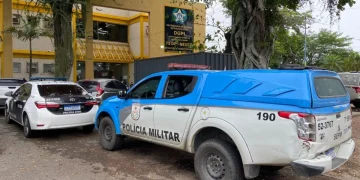 Homem é preso com fuzil e drogas em Neves