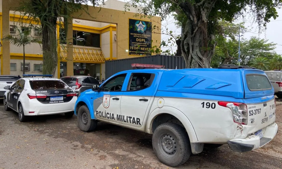 Homem é preso com fuzil e drogas em Neves