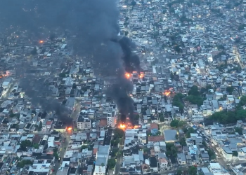 Drones da Polícia Civil revelam cenas de guerra na luta contra criminosos no Alemão e na Penha; Vídeos