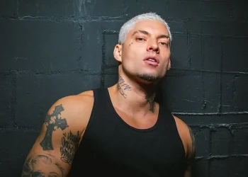 Cantor é alvo de investigação após ser filmado pichando parede em cidade fluminense e crime ambiental é instaurado.