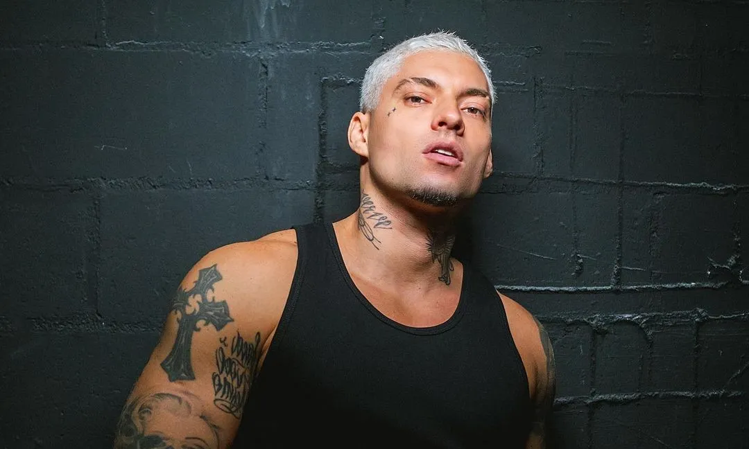 Cantor é alvo de investigação após ser filmado pichando parede em cidade fluminense e crime ambiental é instaurado.