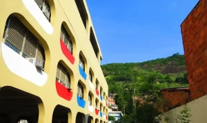 Confronto entre facções suspende aulas em três escolas de Niterói por segurança.