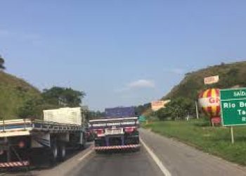 Homem é encontrado morto com marcas de tiros em carro acidentado na BR-101