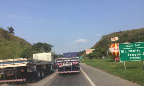 Homem é encontrado morto com marcas de tiros em carro acidentado na BR-101