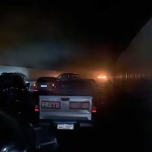 Incêndio em ônibus interdita o Túnel Rebouças, no sentido Zona Sul do Rio