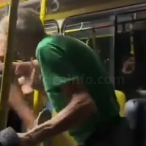 Passageiros flagram jovens agredindo idoso em ônibus da EPT, em
