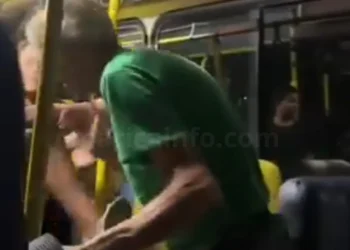 Passageiros flagram jovens agredindo idoso em ônibus da EPT, em