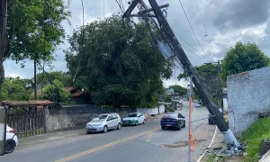 Acidente no Sapê deixa poste inclinado; Enel realiza escoramento e motorista é socorrido.