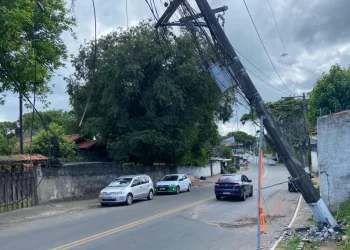 Acidente no Sapê deixa poste inclinado; Enel realiza escoramento e motorista é socorrido.