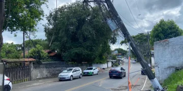 Acidente no Sapê deixa poste inclinado; Enel realiza escoramento e motorista é socorrido.