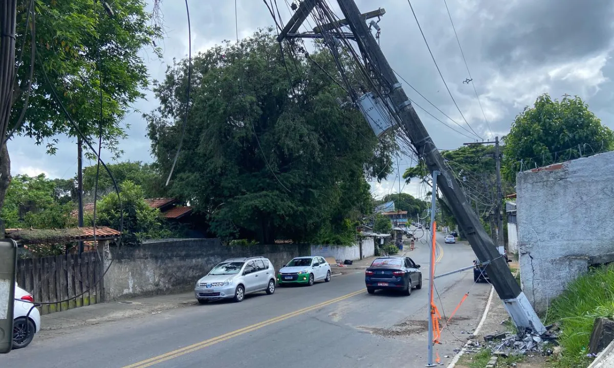 Acidente no Sapê deixa poste inclinado; Enel realiza escoramento e motorista é socorrido.