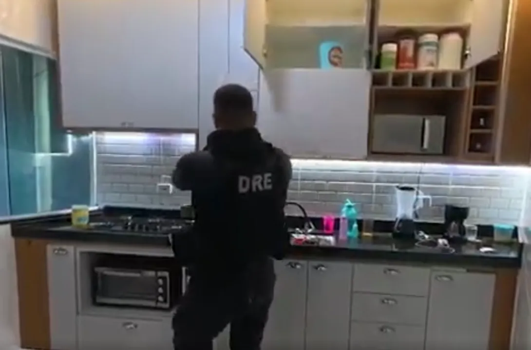 Um pastor foi detido em São Gonçalo por suspeita de participar de um esquema de extorsão ligado a uma facção criminosa.