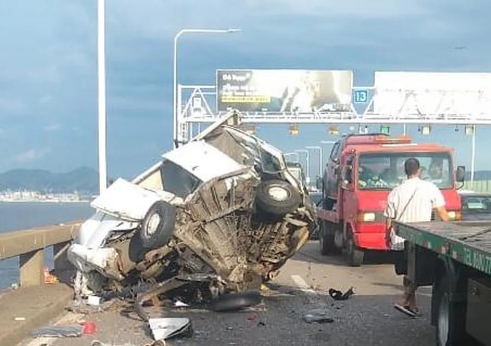 Acidente na Ponte Rio–Niterói deixa ferido e causa lentidão no trânsito na chegada a Niterói.