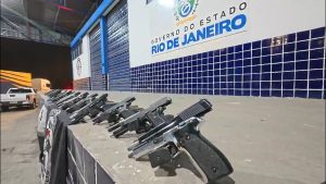Mulher é presa com 30 pistolas que saíram de São Paulo com destino ao Complexo do Alemão