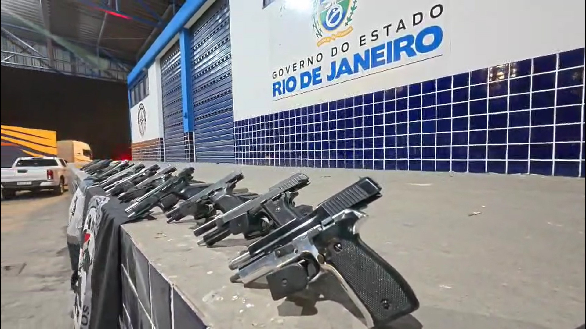 Mulher é presa com 30 pistolas que saíram de São Paulo com destino ao Complexo do Alemão