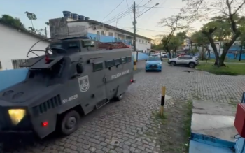 Polícias realizam operação na Vila Kennedy com prisões, confronto e apreensão de armas e drogas.