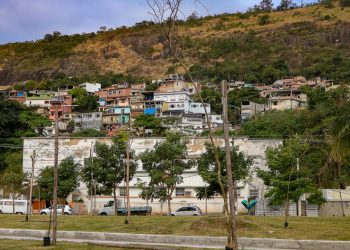 Operação policial em Niterói apreende fuzis e granadas após confronto em comunidades.