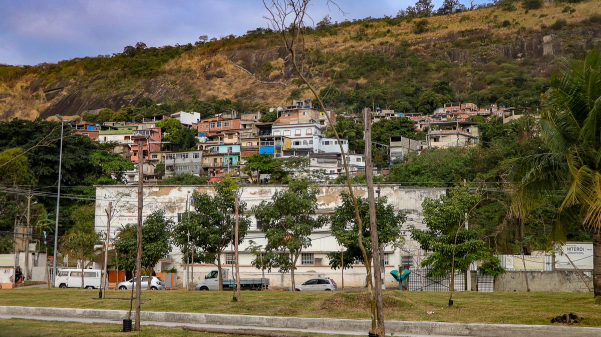 Operação policial em Niterói apreende fuzis e granadas após confronto em comunidades.