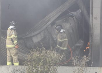 Bombeiros seguem no rescaldo após incêndio que destruiu 28 lojas na Ceasa de Irajá. Não há vítimas registradas.